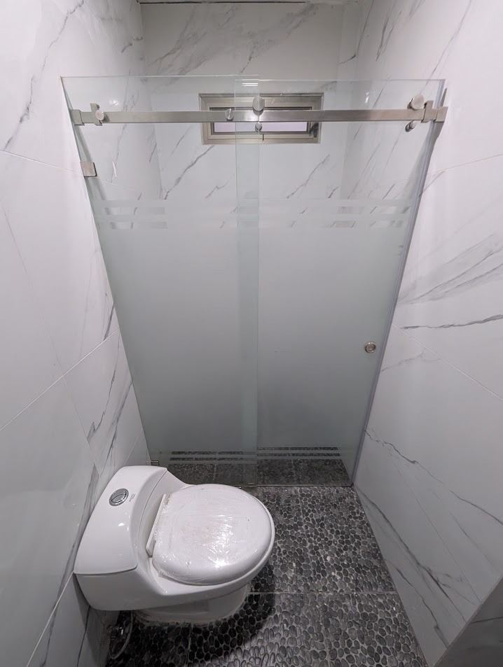 Trabajo terminado de Laz Glass: Cancel de baño de lujo