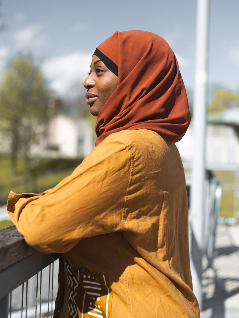 Femme avec une robe camel et un foulard marron