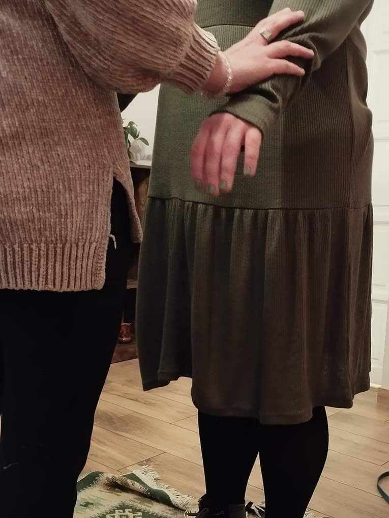 Kobieta wykonuje test mięśniowy drugiej kobiecie