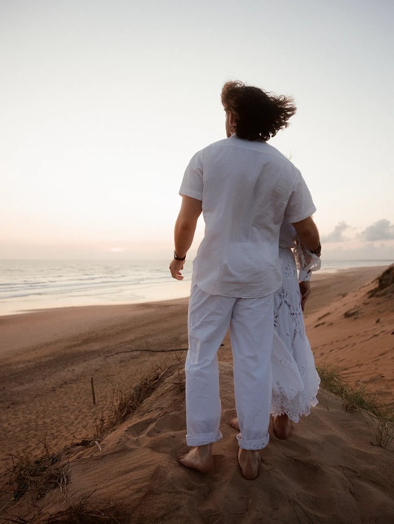 shooting couple au coucher du soleil sur la plage de Sauveterre en Vendée par Inframe Photographie