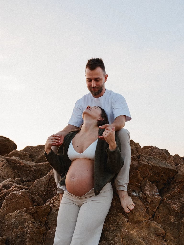 Shooting grossesse plein de tendresse en couple plage de la Paracou en Vendée par le photographe Romain DANIEL