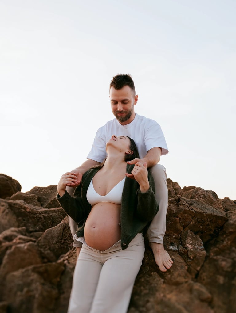 Shooting grossesse plein de tendresse en couple plage de la Paracou en Vendée par le photographe Romain DANIEL
