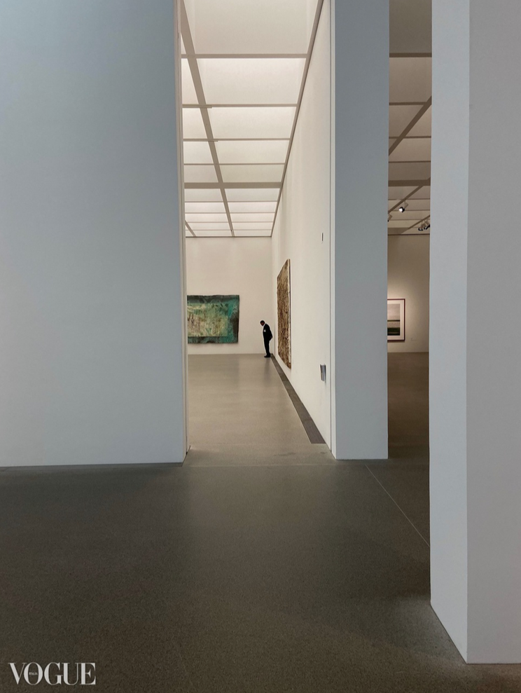The Guardian of Art in a minimalist art gallery with white walls. Published on Vogue. Photographer: 
