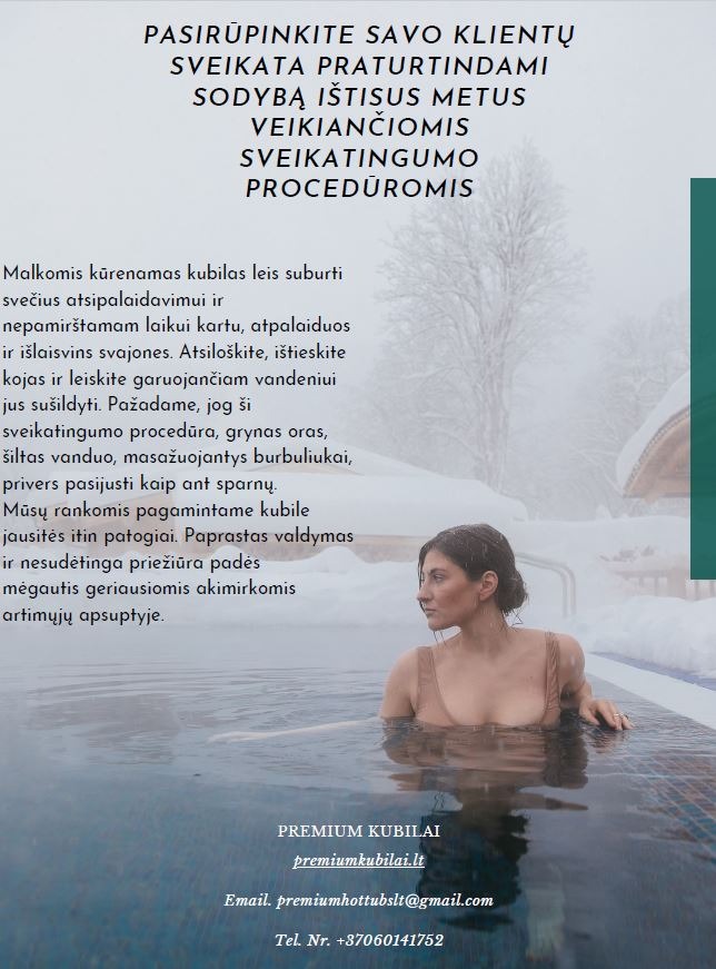 Moteris karštame baseine lauke žiemą