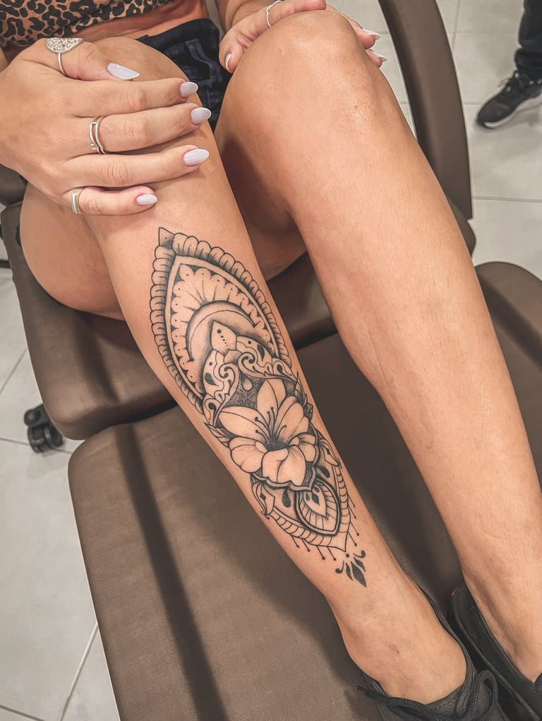 tatuagem feminina ornamental - URSATO