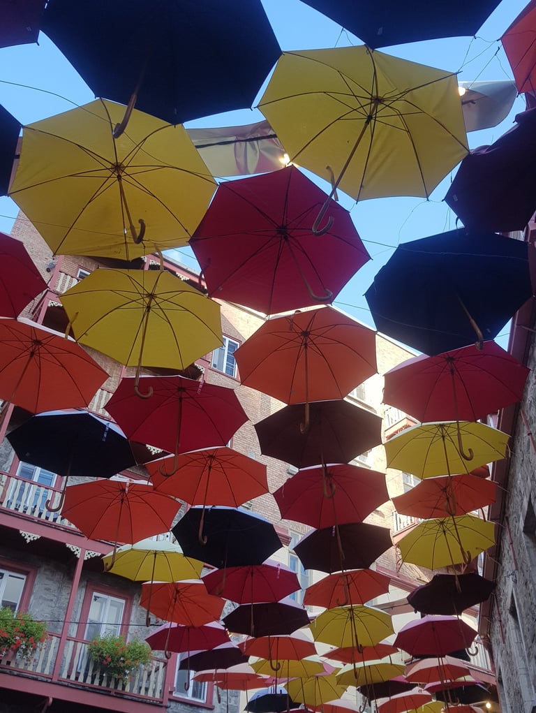 parapluies-colores-rue-du-petit-champlain-quebec