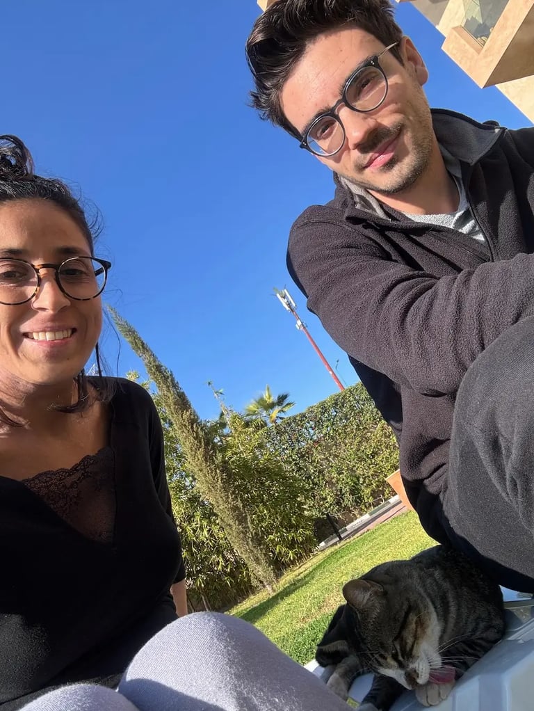 Photo des cat sitters Sofia et François à Marrakech avec leur chat Tigrou