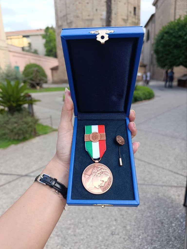 Nell'immagine si vede una medaglia al valore atletico conferita dal CONI per meriti sportivi