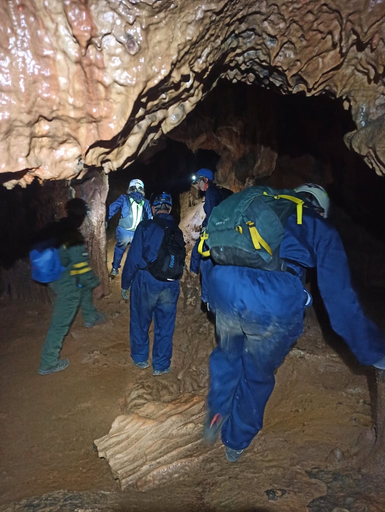 grupo en una cueva