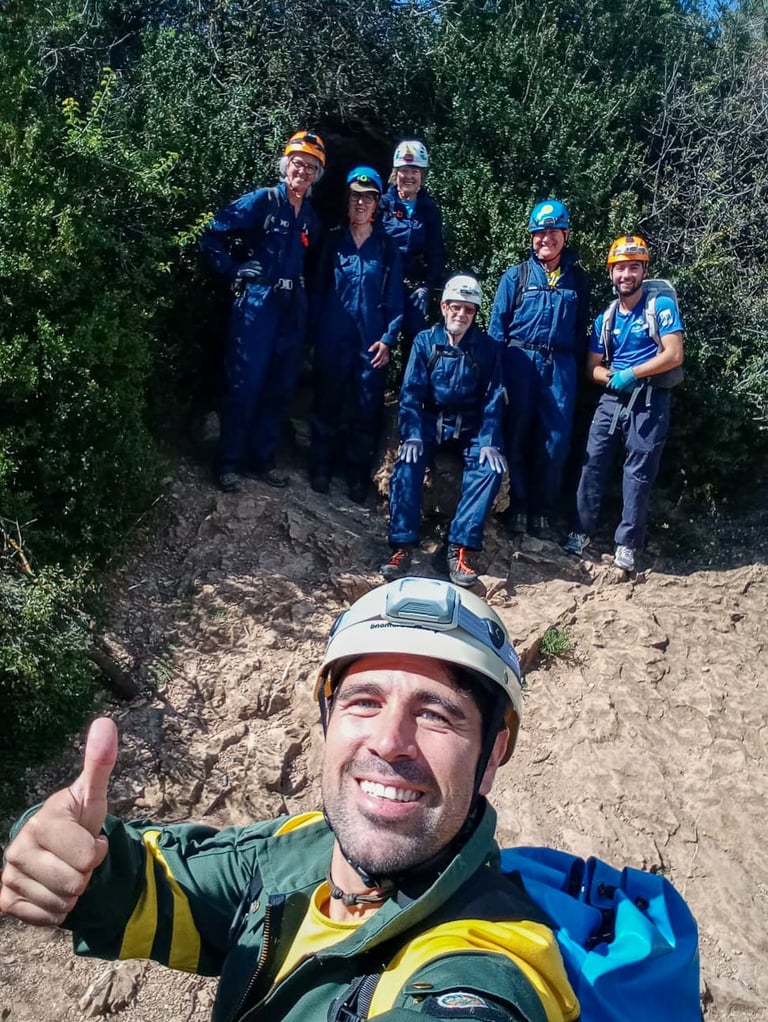 grupo apunto de entrar en una cueva