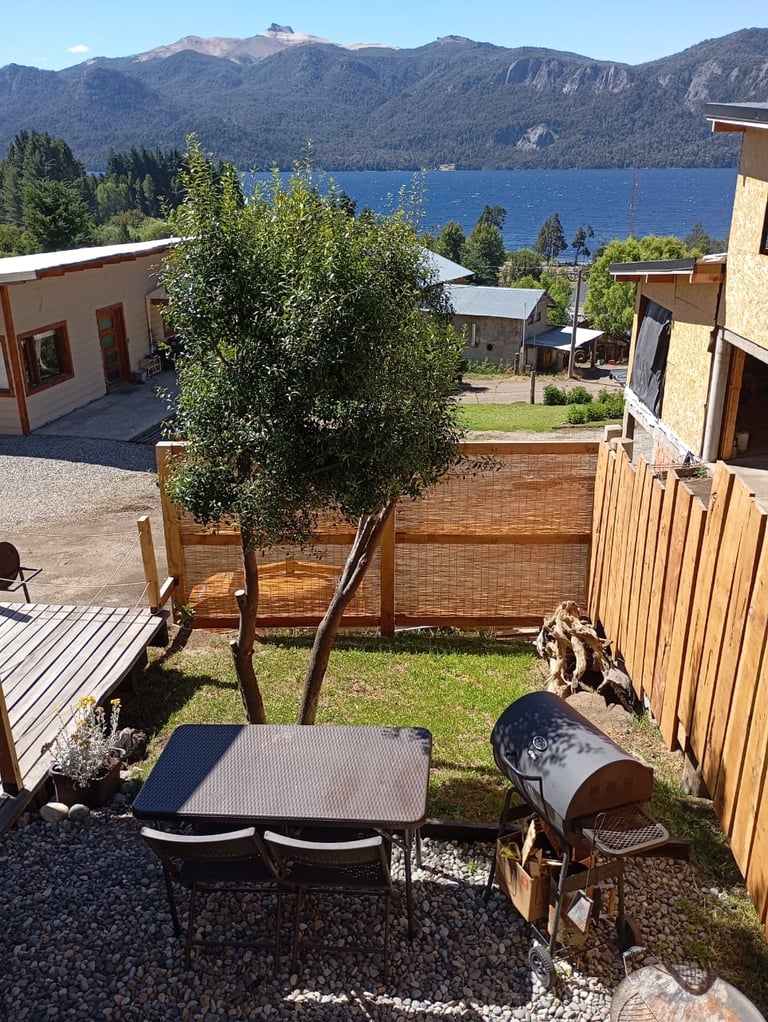 jardín con vista al lago