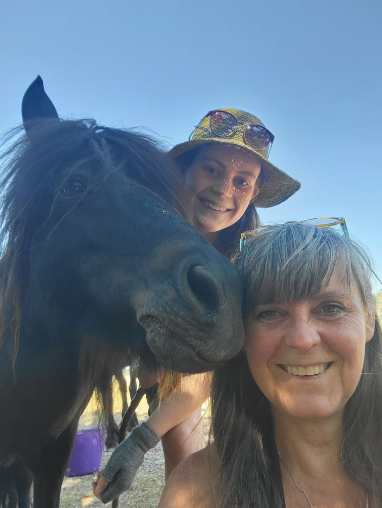 Zwarte pony met lachende mensen, black poney with laughing people