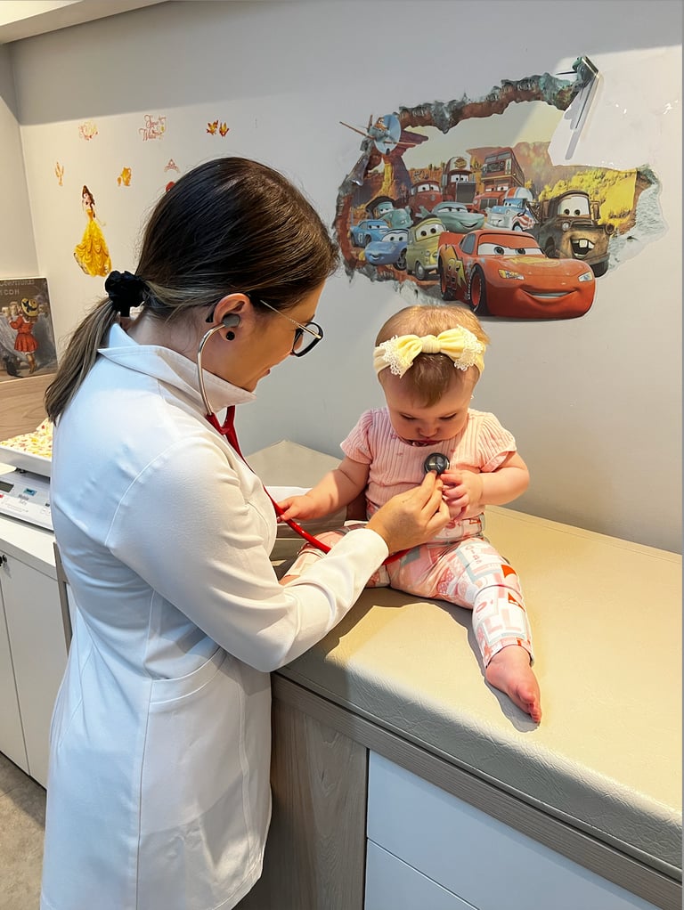 Médica Pneumopediratra atendendo com amor uma bebê