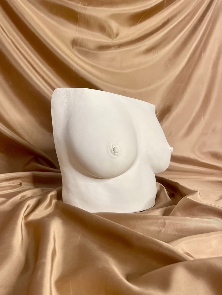 Moulage grande poitrine en plâtre sur fond doré - Moulage intime Bordeaux