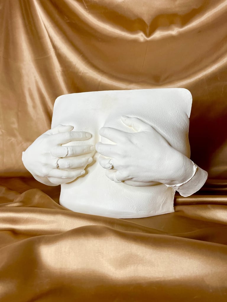 Moulage mains sur poitrine en plâtre sur fond doré - Moulage intime Bordeaux