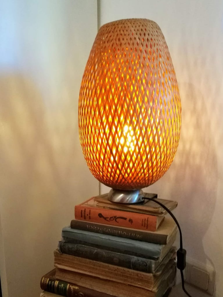 alte Bücher als Säule für Stimmungslicht