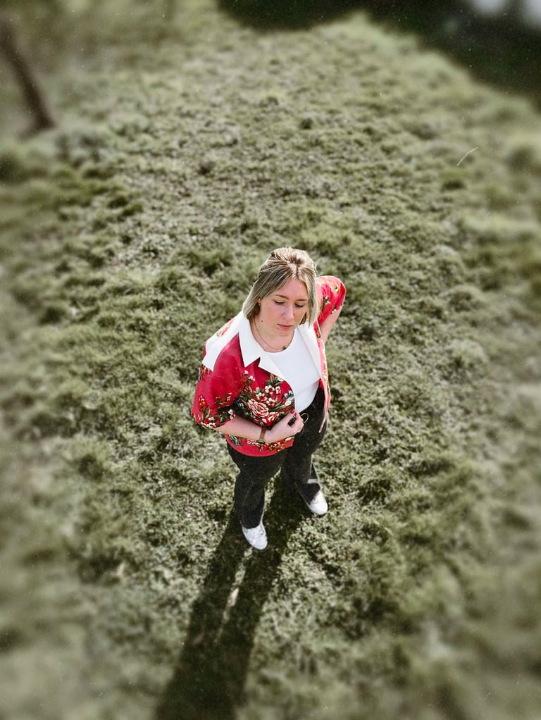 une femme qui porte une chemisette parmi d'autres