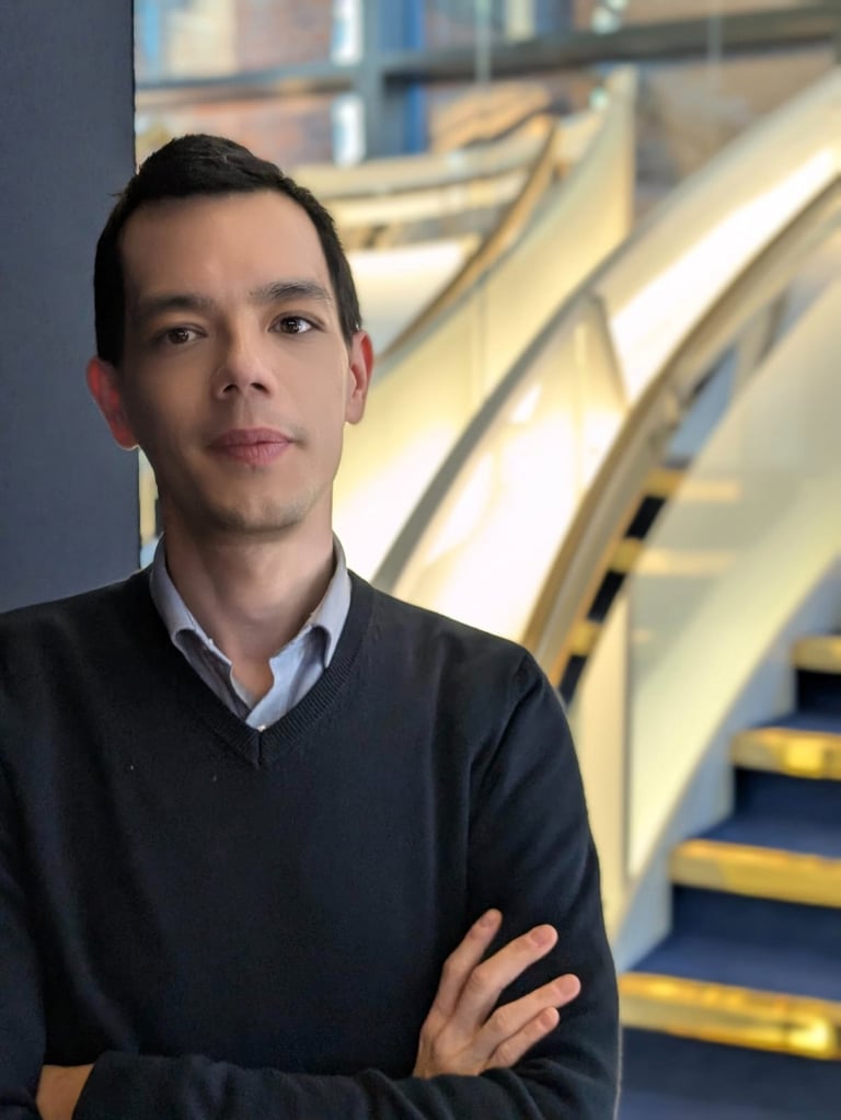 a man in a sweater and sweater - neck sweaterL