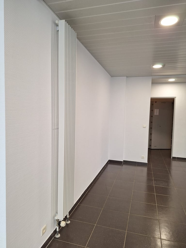 Photo avant transformation du showroom vue vers le futur concept store et coin lecture adulte