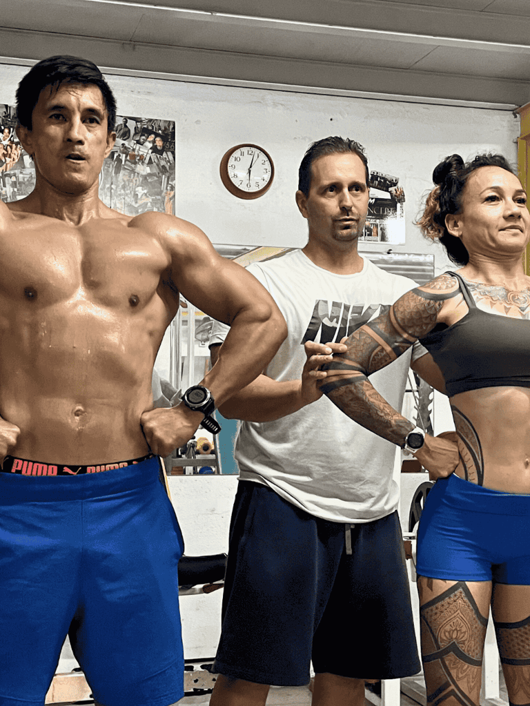 Séance de coaching pour une compétition de bodybuilding avec une athlète bikini et men's physique.