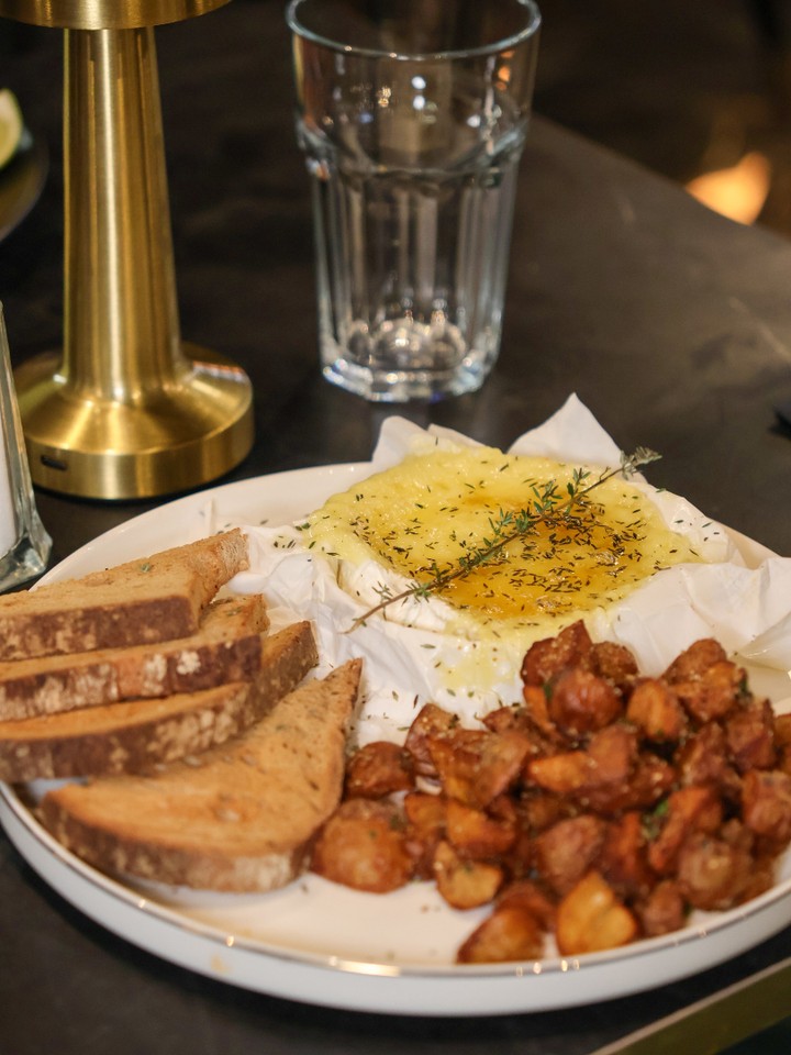 Plat halal gourmand accompagné de pain et sauces maison au restaurant La Parisienne à Nîmes