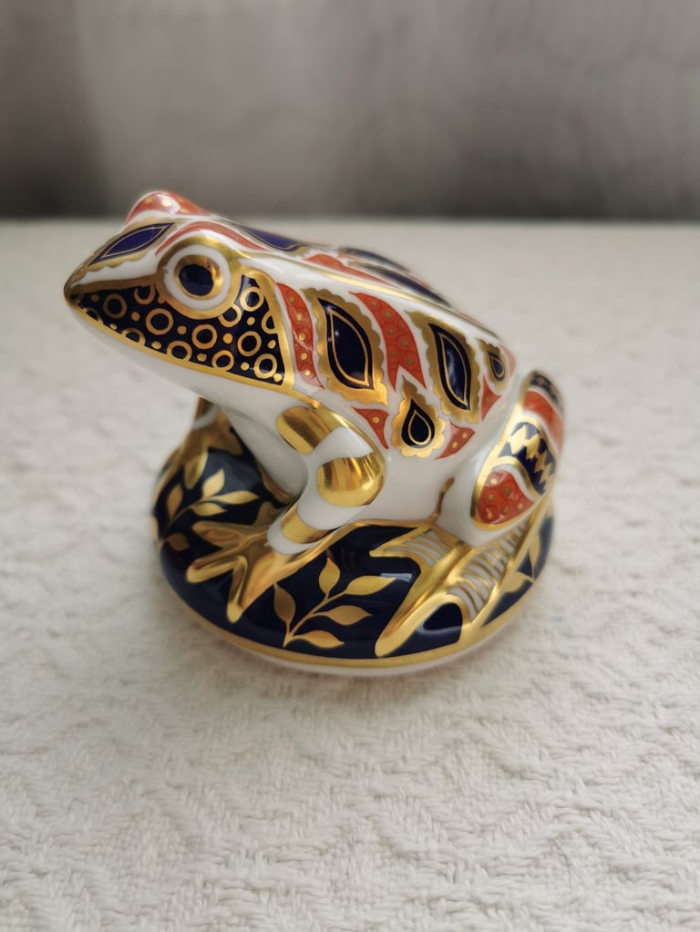 Royal Crown Derby Imari Pattern Bone China Frog Paperweight Made in England
