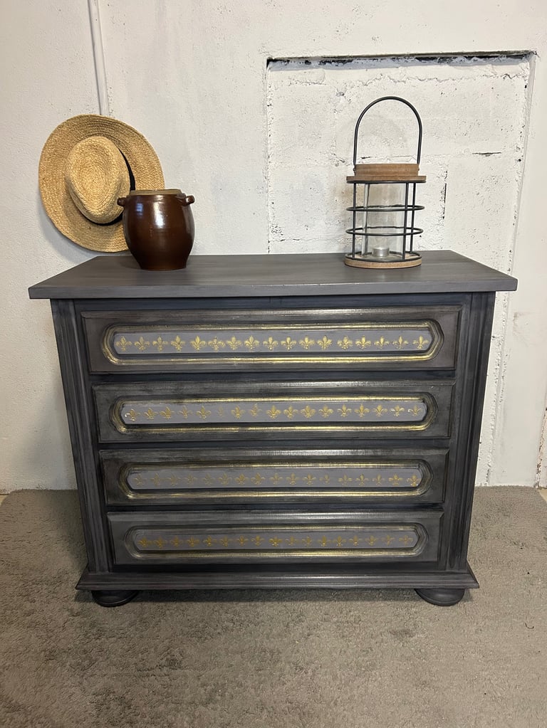 Commode relookée et mise en valeur  avec des fleurs de Lys 