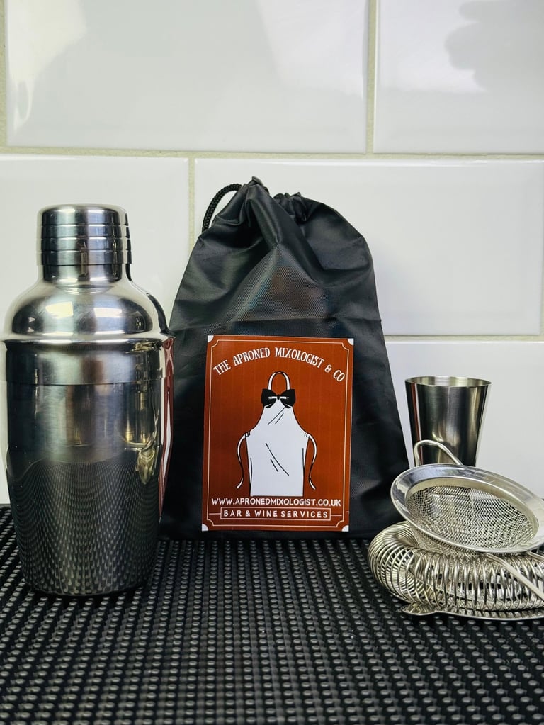 Cocktail masterclass with shaker kit to take home as gift