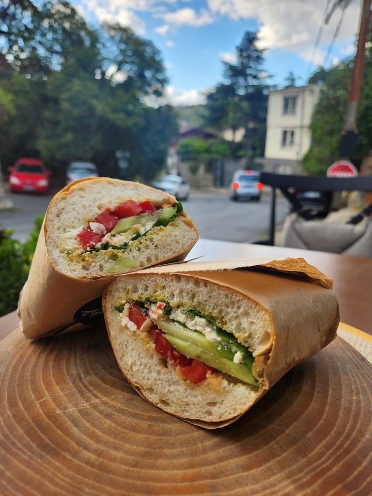 salatalık, daomates ve peynir bulunan ciabatta sandviç