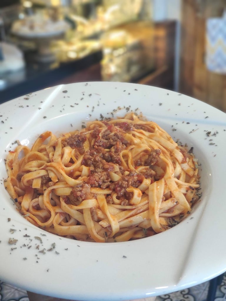 bolonez (bolognese) soslu makarna (taglietelle) dolu tabak