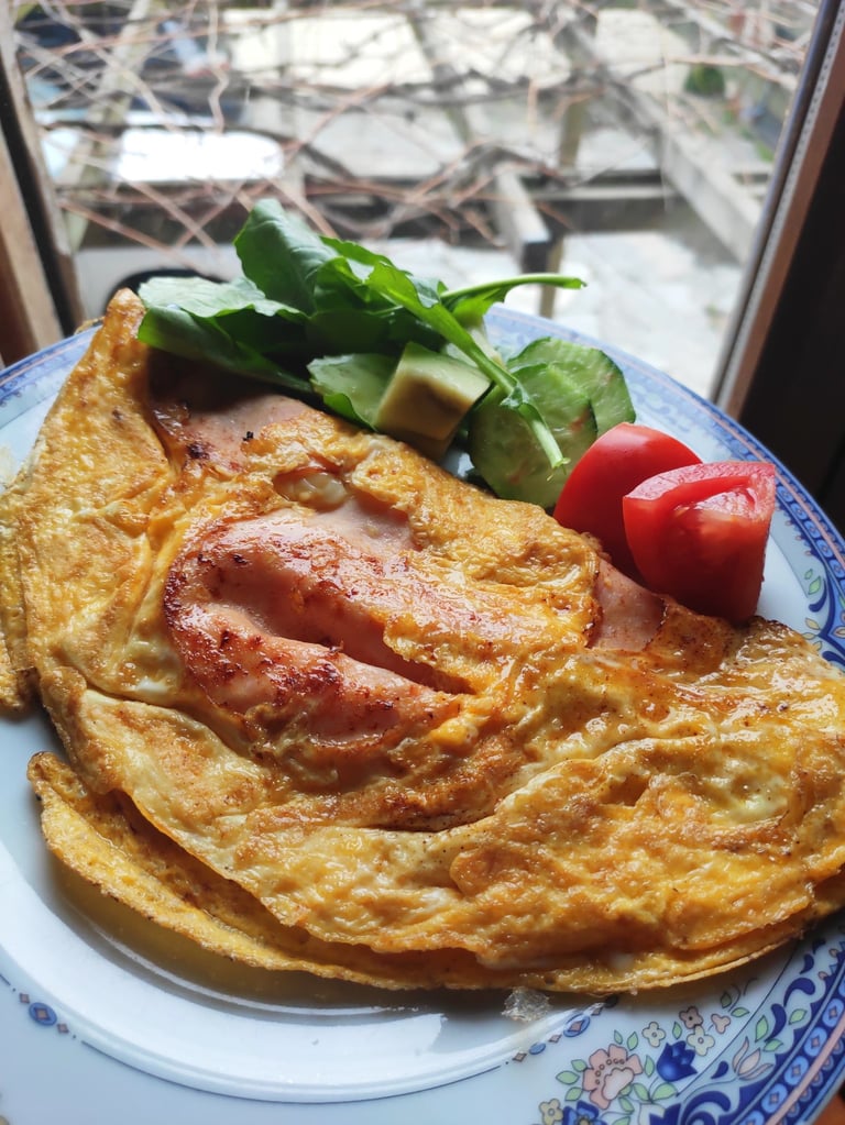 salatalık, roka, domates bulunan omlet tabağı