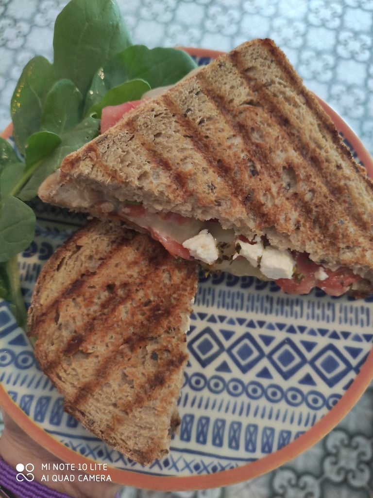 yanında roka bulunan tost