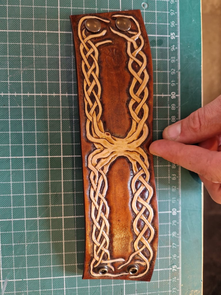 Armband mit Yggdrasill verzierung. Handarbeit aus Angelbachtal von PL