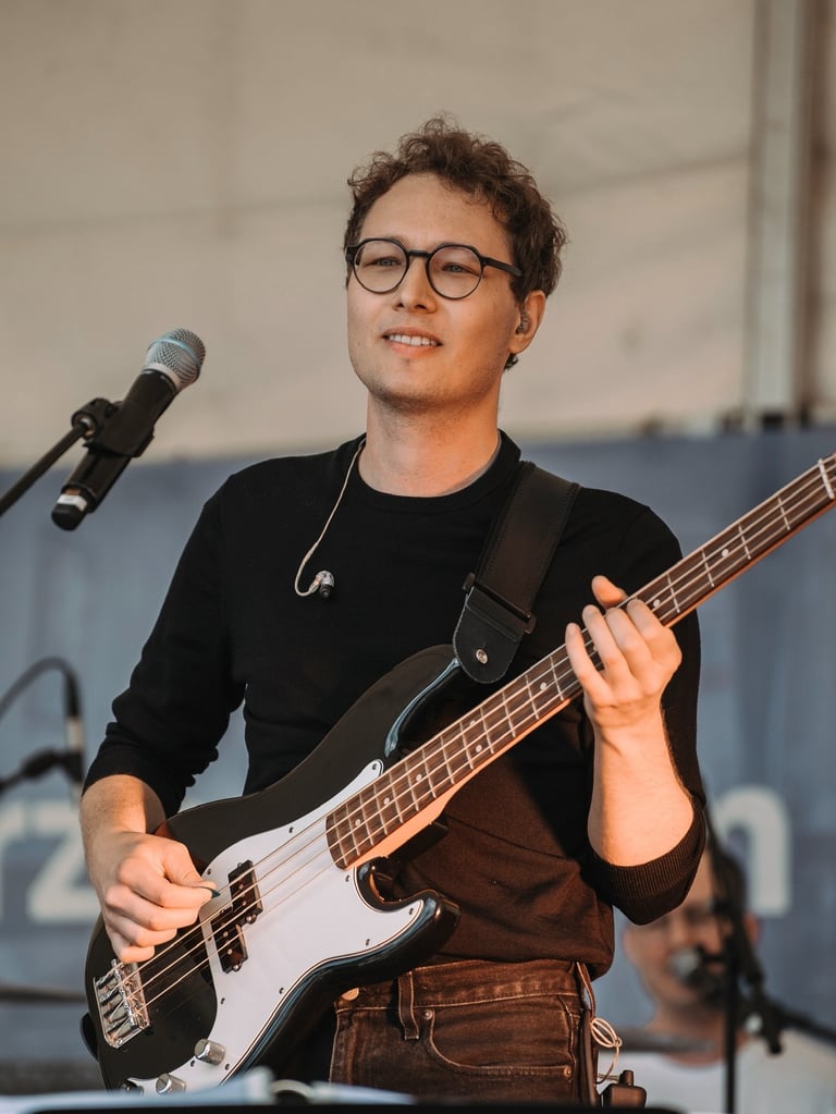 Julius - Bass und Synthesizer - AAFAG AufAlleFälleAllesGute Auf alle Fälle alles Gute