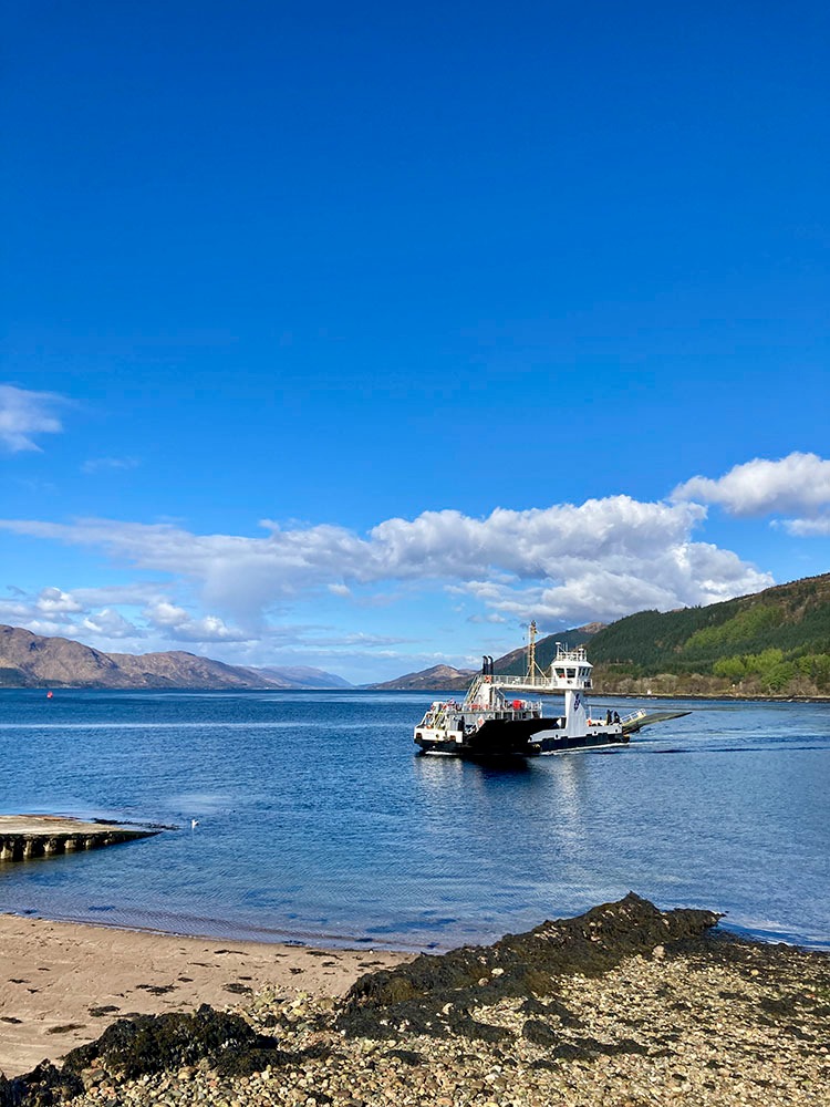 Corran Ferry et a route qui termine dans le Loch