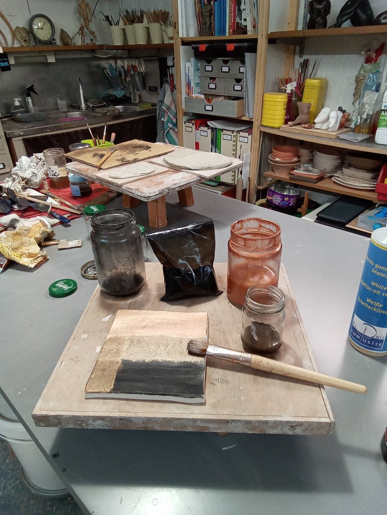 Photo de la table dans l'atelier de Lode avec la patine fabriquée à base de pigments et de gomme laque