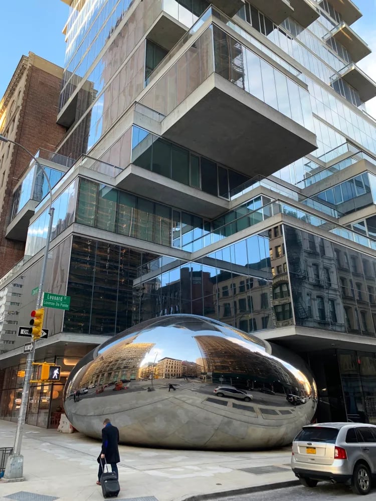Obra ainda sem título de Anish Kapoor na esquina das ruas Leonard e Church na cidade de Nova York