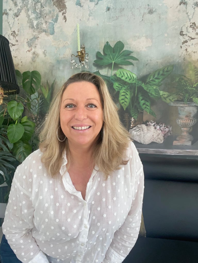 une femme blonde réflexologue