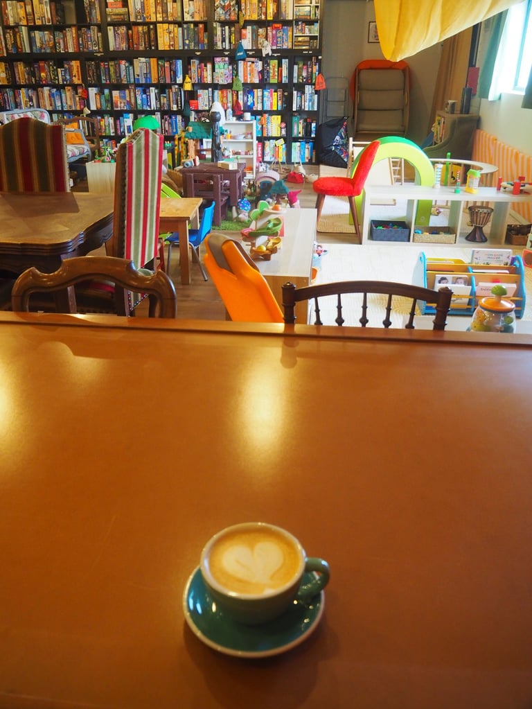coffee shop, Latte art dans une tasse dans l'espace chaleureux de jeu 