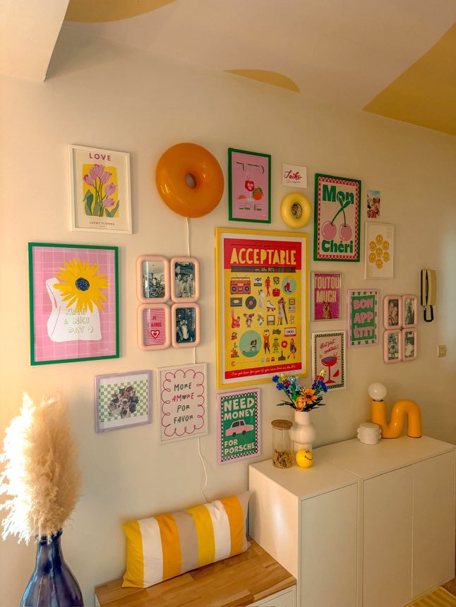 Mur de cadres colorés de Interior by Tim