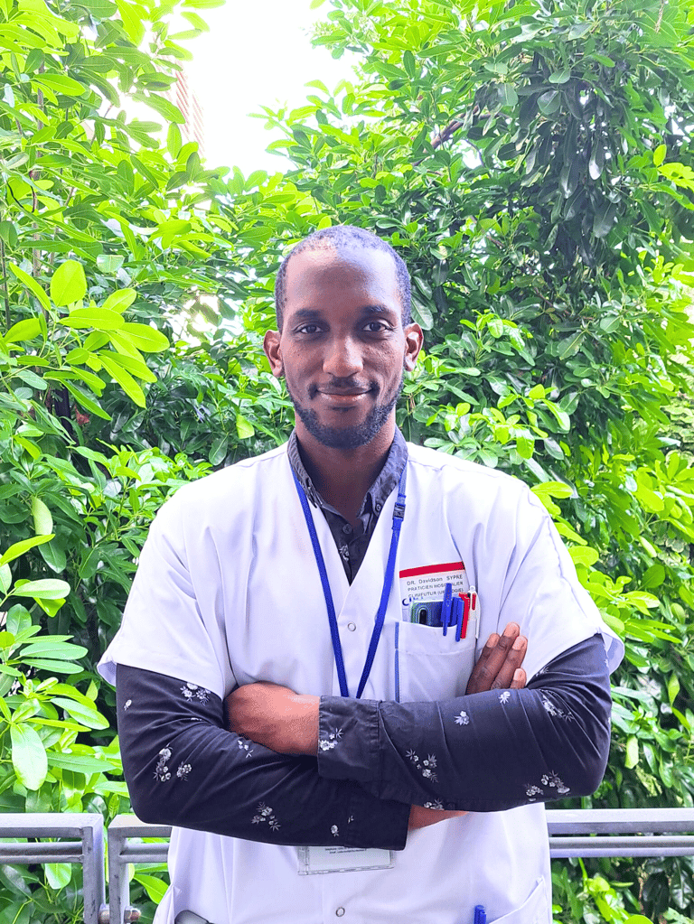 Portrait du Dr Davidson Sypre, urologue à La Réunion, proposant des soins modernes
