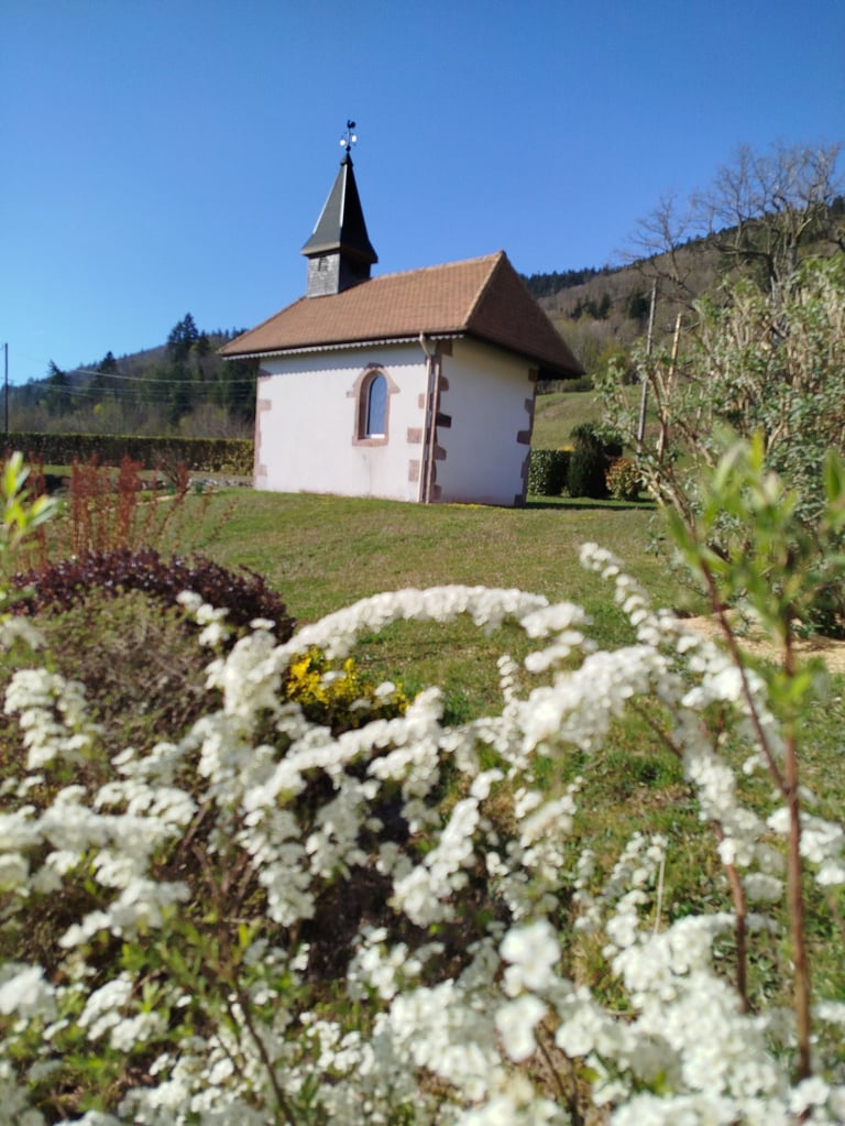 Chapelle avec fleurs de printemps