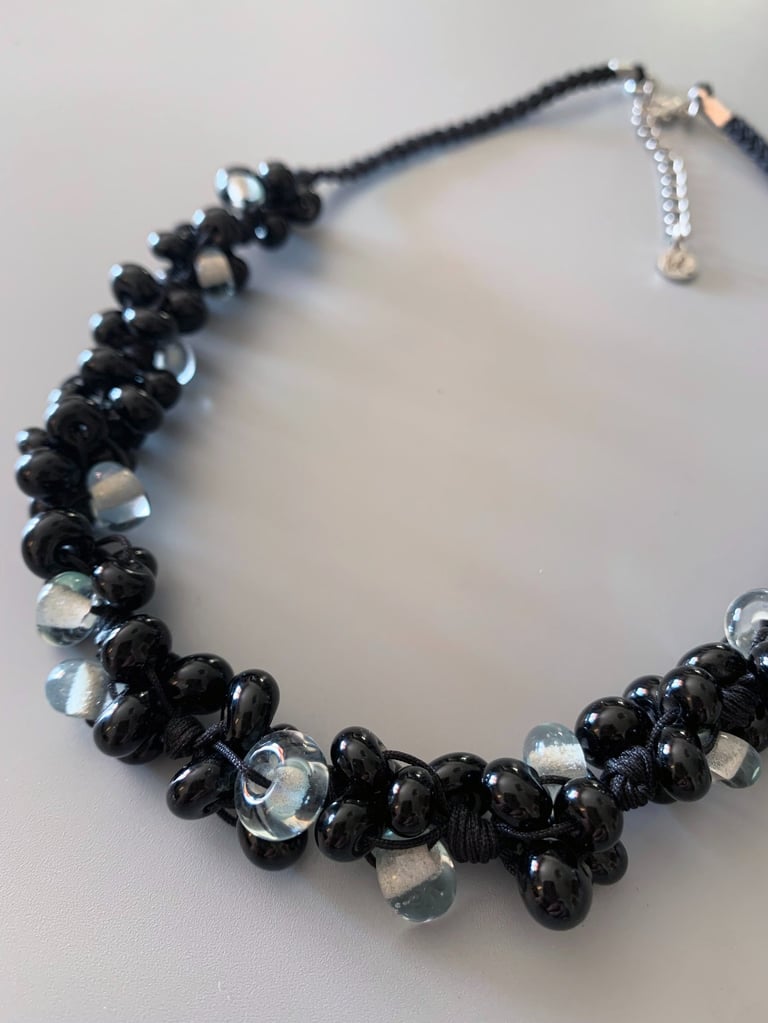 Collier noir profond 90 perles fines en verre de Murano