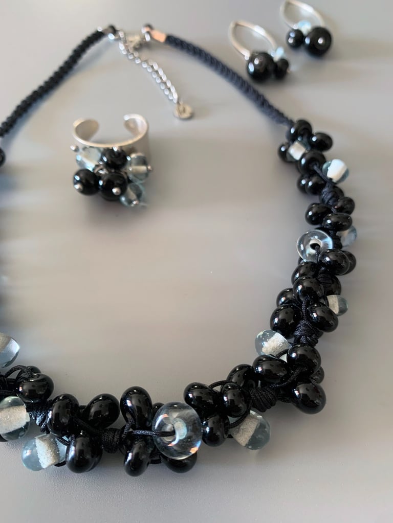 Une parure d'un noir profond et bleu cristallin.