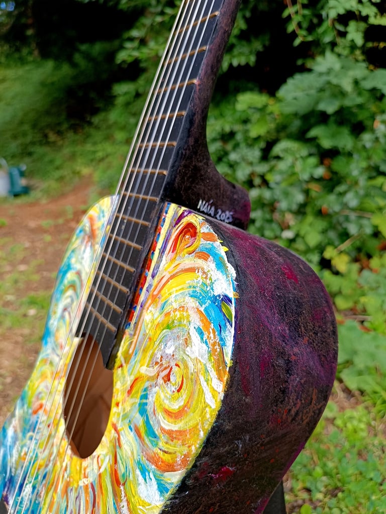 détail de Suun, une peinture sur guitare aux couleurs vives et contrastées