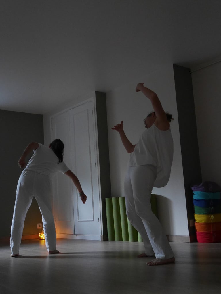 Phase active du tantra kundalini yoga, dans la salle de Fontenilles
