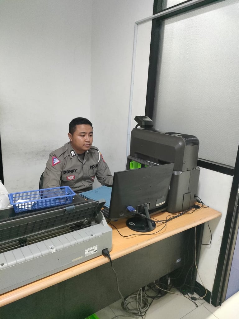 petugas pencetakan sim