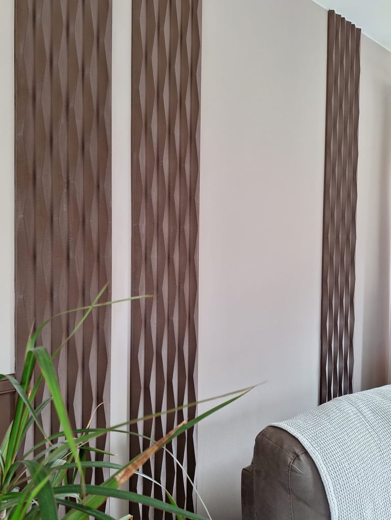 Zoom sur les panneaux décoratifs brun sur un mur beige derrière un canapé