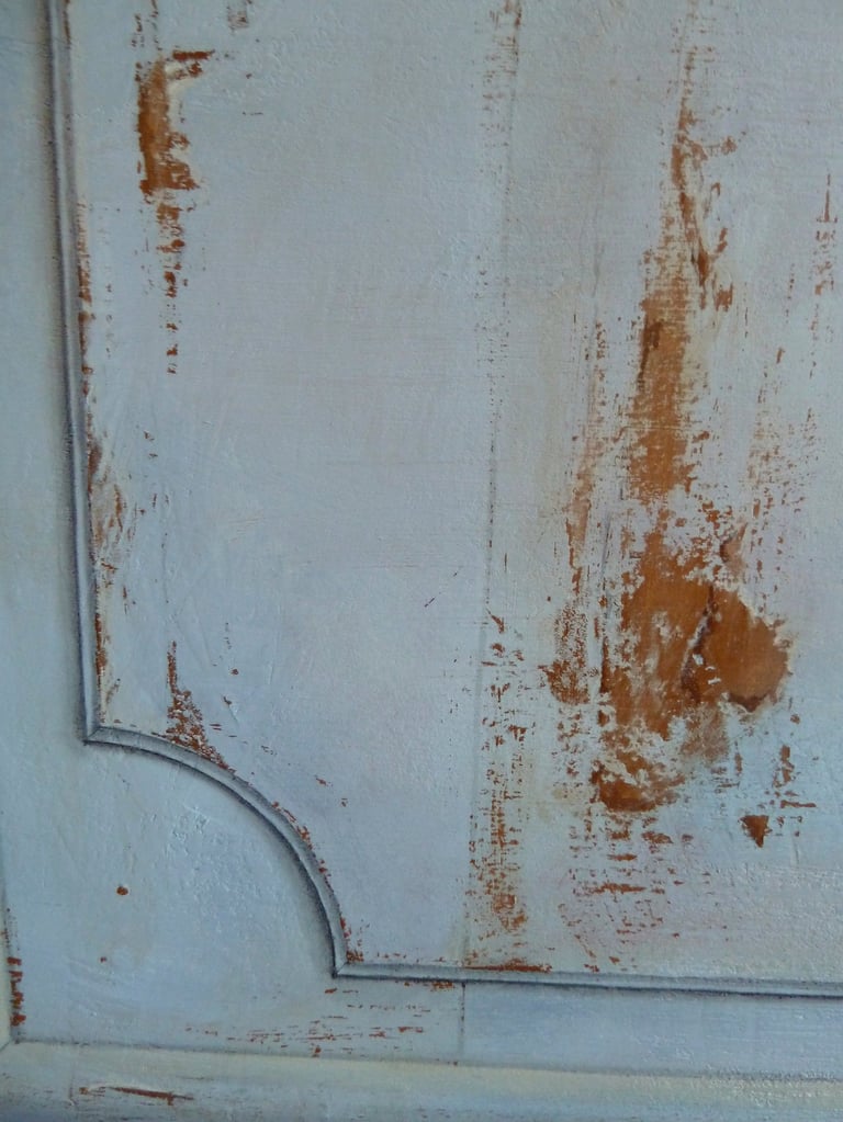 Détails d'un faux de bois avec moulures en trompe-l'oeil, fausse patine du temps, faux relief
