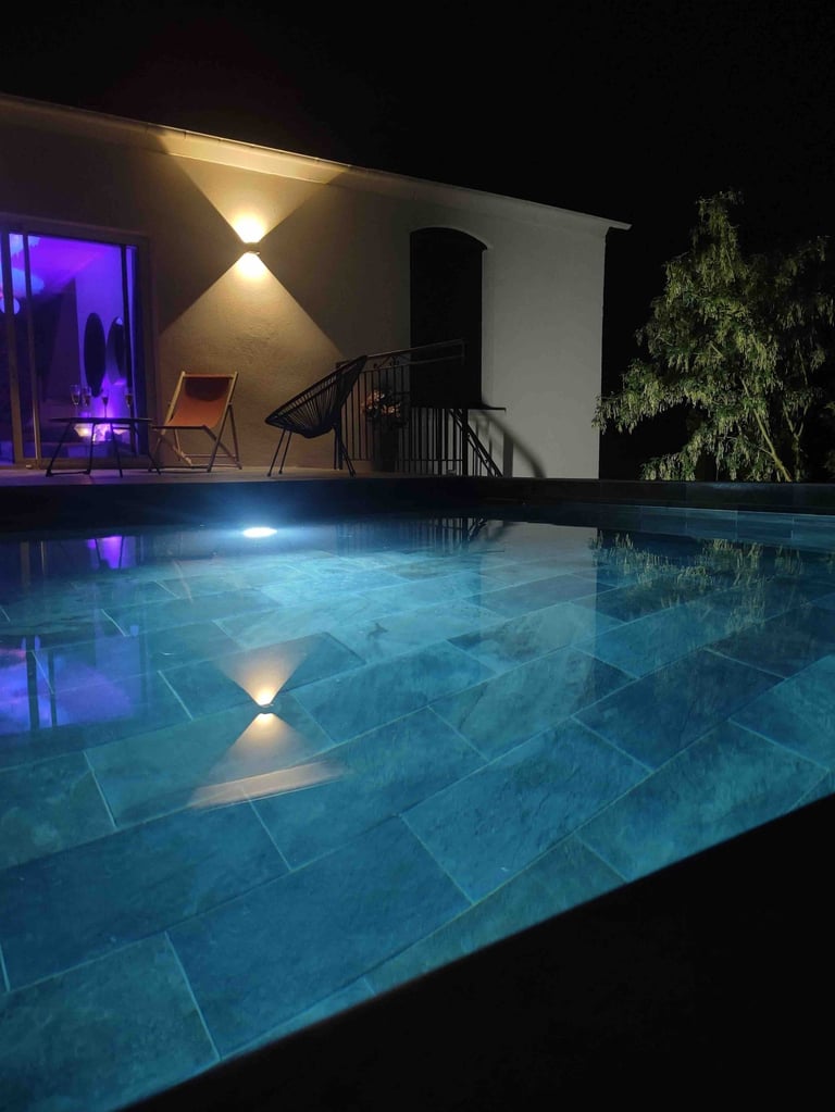 la piscine du love gite avec sa love room dans le Morbihan (56) proche de Vannes